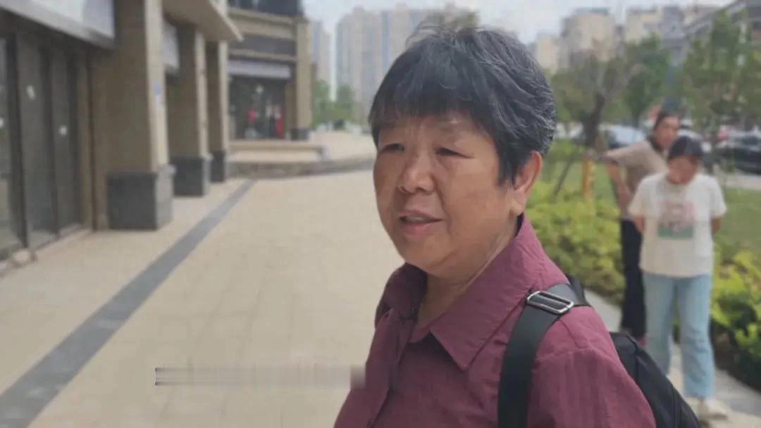 贵阳观山湖一小区，突然传出一声巨响，楼下临街商铺在装修过程中，竟然把楼栋承重墙给