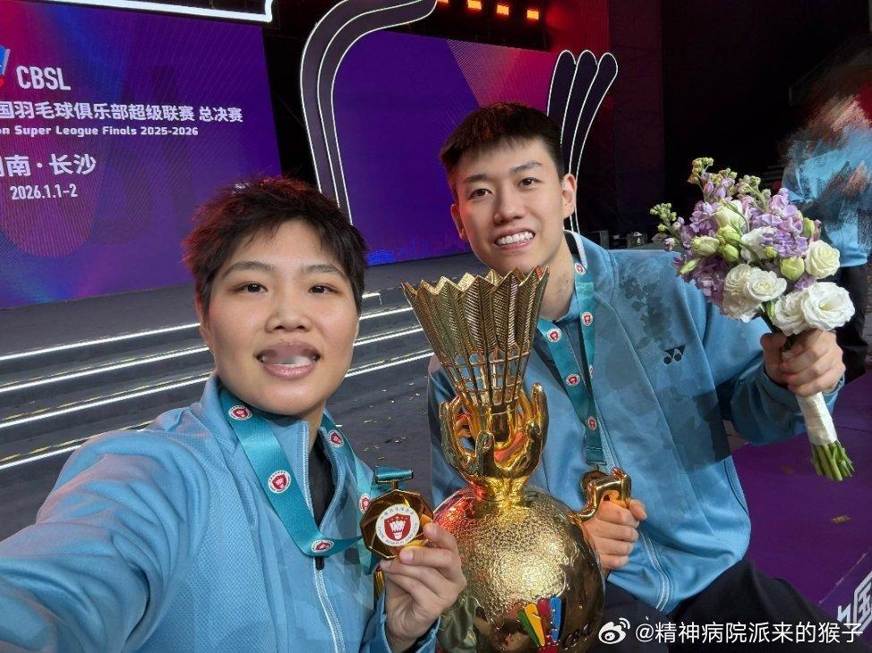 羽超联赛厦门银行获得2025-2026赛季中国羽毛球俱乐部超级联赛的赛后自拍?