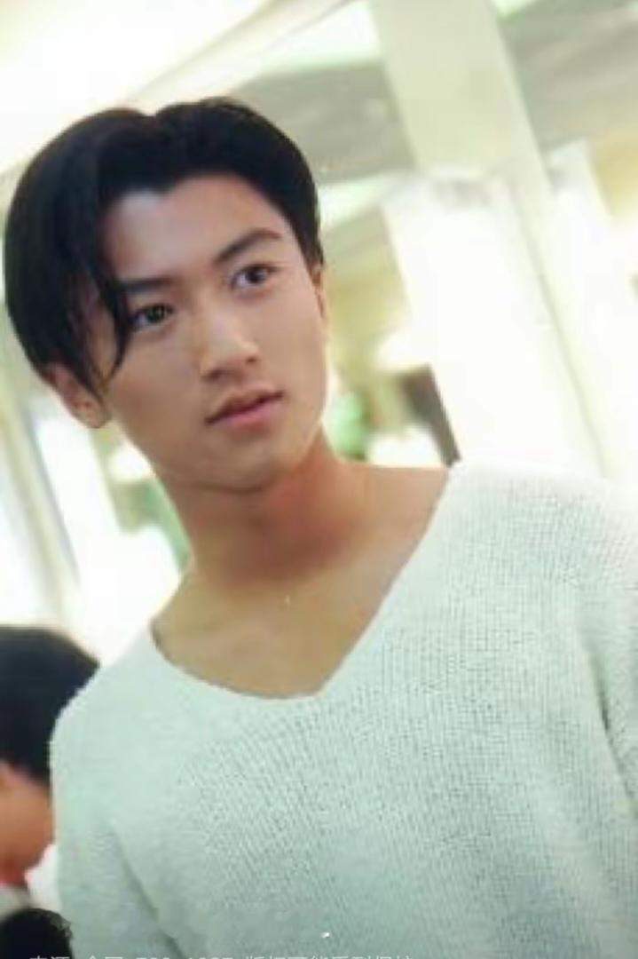 那年谢霆锋16岁和舒淇合作演电影《少年古惑仔》，谢霆锋的荧幕初吻竟然献给了舒淇。多年后，冯德伦调侃谢
