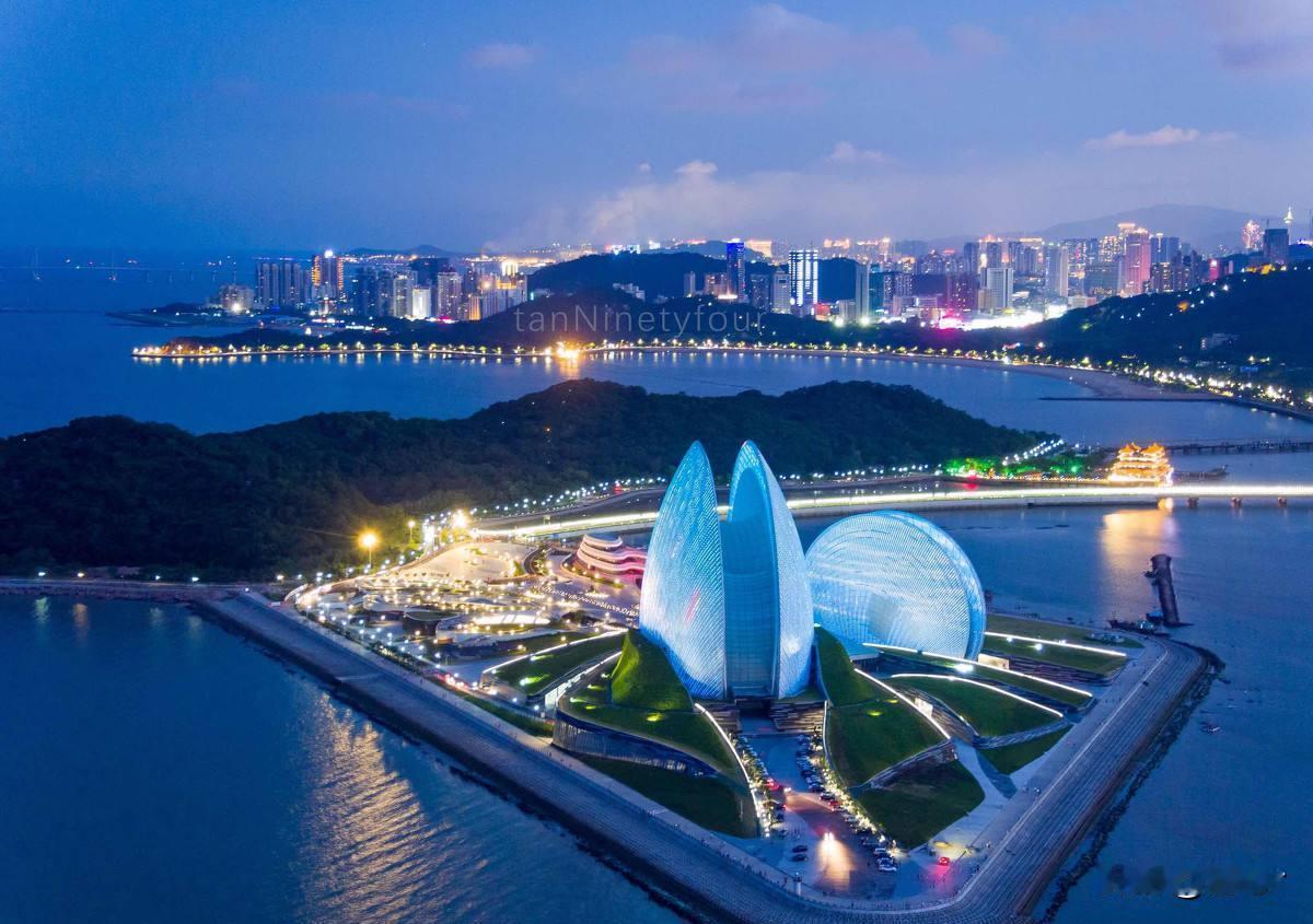 2015年，珠海GDP增长10%；2016年，珠海GDP增长8.5%；201