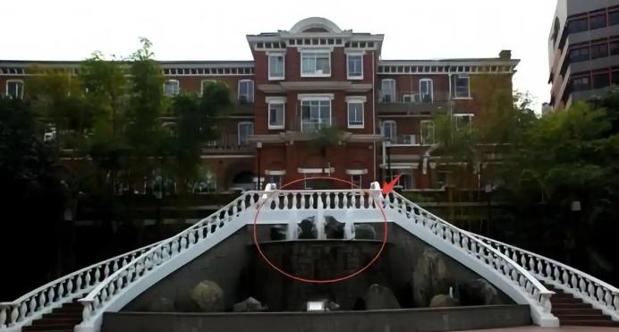 李嘉诚为亡妻建的港大庄月明楼，被叫“棺材楼”整整30年。电梯只上不下，喷泉像三炷