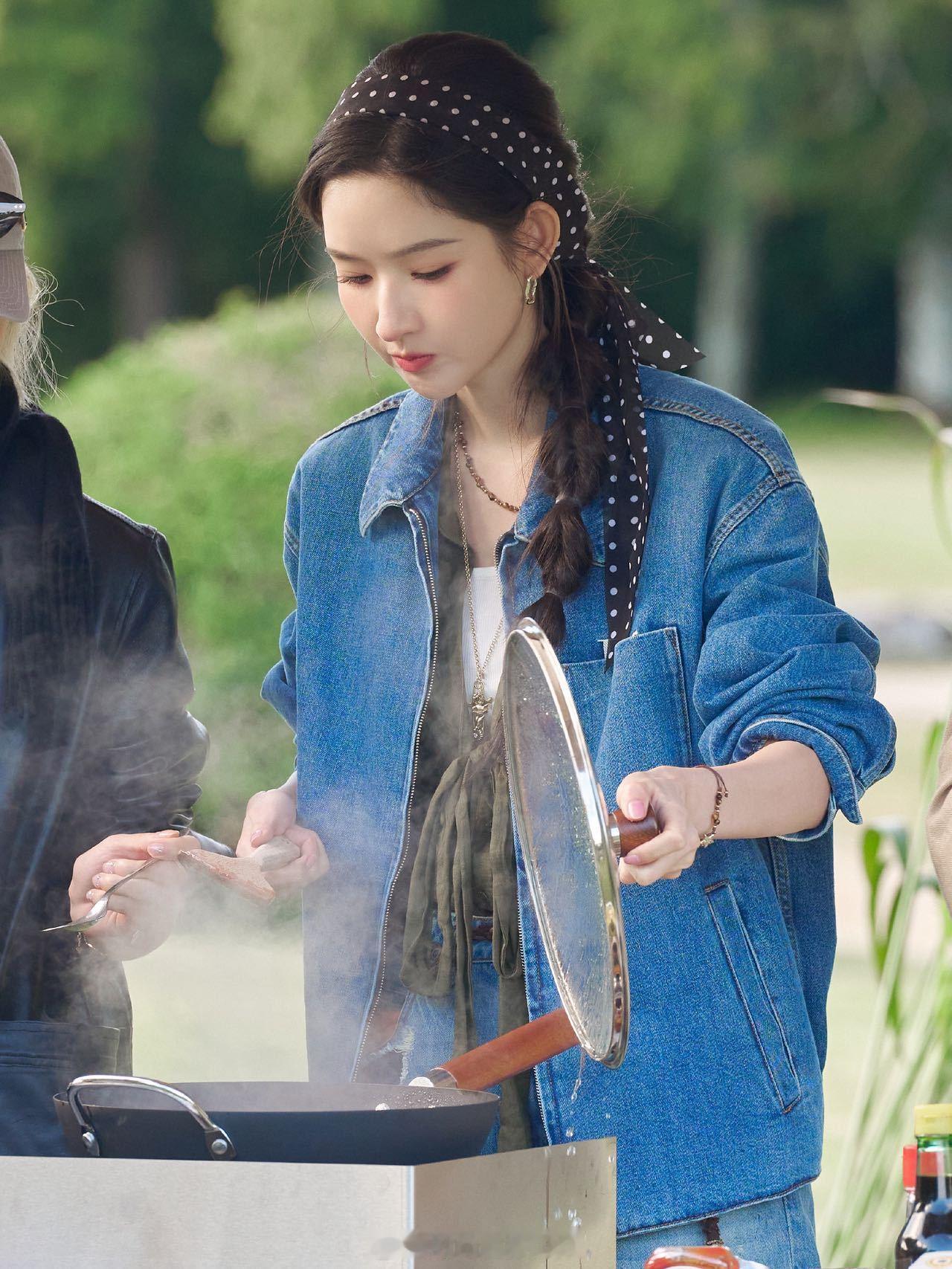 王玉雯一边剥蒜一边做慈善王玉雯个人战玩成了团队战毯子里剥蒜：弱小可怜又好笑。帮红