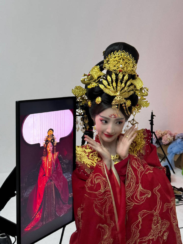 黄羿这死丫头实在貌美我就这样拜倒在女帝的红裙下，肯定还有其他的小伍碎片​​​