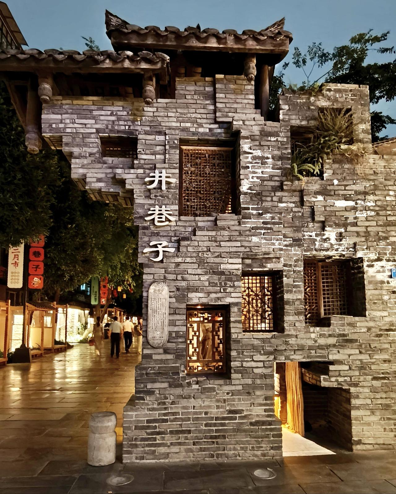 刚从成都回来，最大感受就是这座城市的打卡点实在太密集，逛到手机相册直接内存告急，