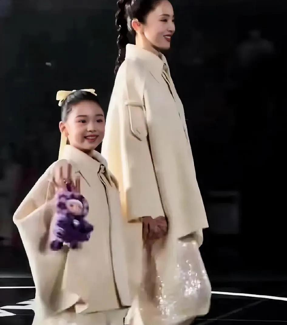 张帅大秀最为惊艳的两对明星母女/父女，可惜严屹宽没来！1.董璇和女儿酒窝，母女