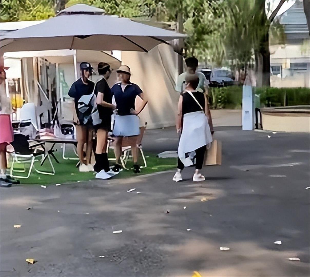 65岁宋丹丹带56岁李静晨跑！一个腿长肤白一个肤色偏暗显老，差距明显​