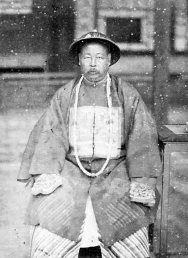 1859年，咸丰皇帝下旨将左宗棠斩首示众，左宗棠连夜找到湖北巡抚胡林翼求助，胡林