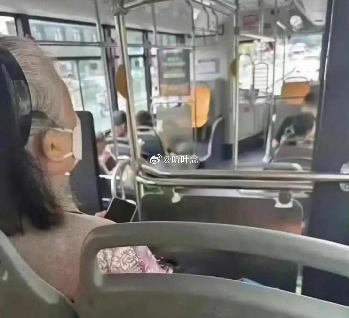 公交车上看见的，我自闭了