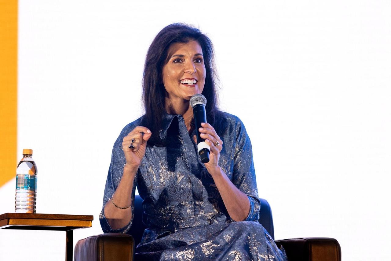 美国前驻联合国大使妮基·黑利今天写道：“今天，美国正式退出世界卫生组织，该组织最