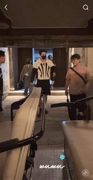 许凯昨天也是下班很晚哦，换成黑色拖鞋啦，看见还有粉丝等着他，猜他说了什么，太有意