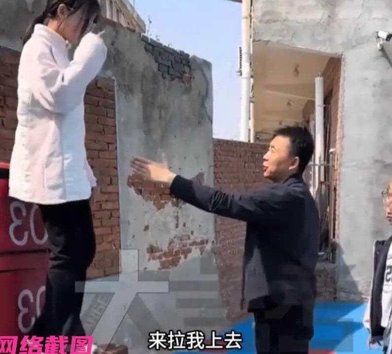 河北有名校长做了一件事，要告诉同学们一个道理，这里校长让站在高处的女生把他拉上去