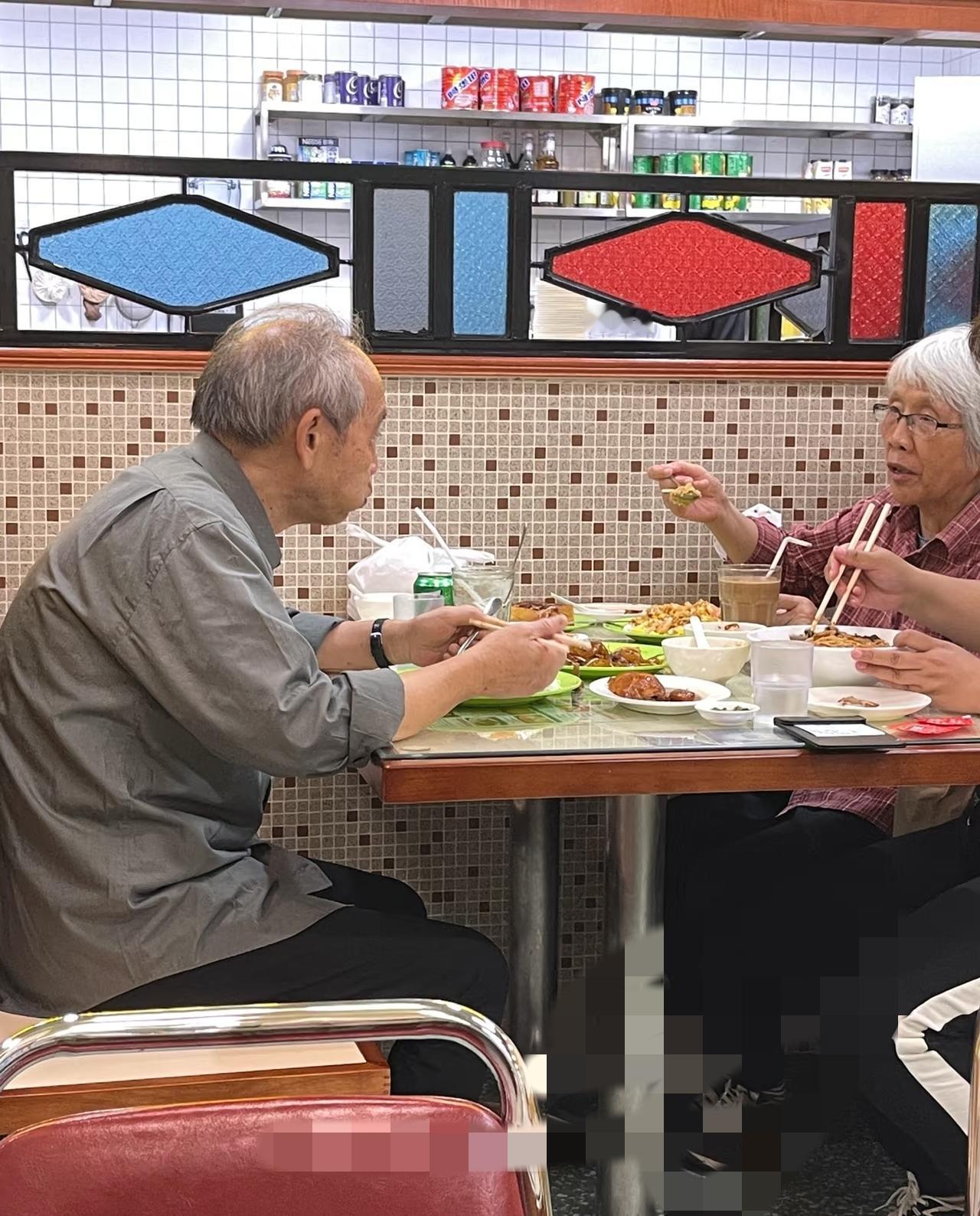 见过把孝顺当攀比的吗？老两口这顿晚饭吃得太憋屈了！老太太随口说女儿转20