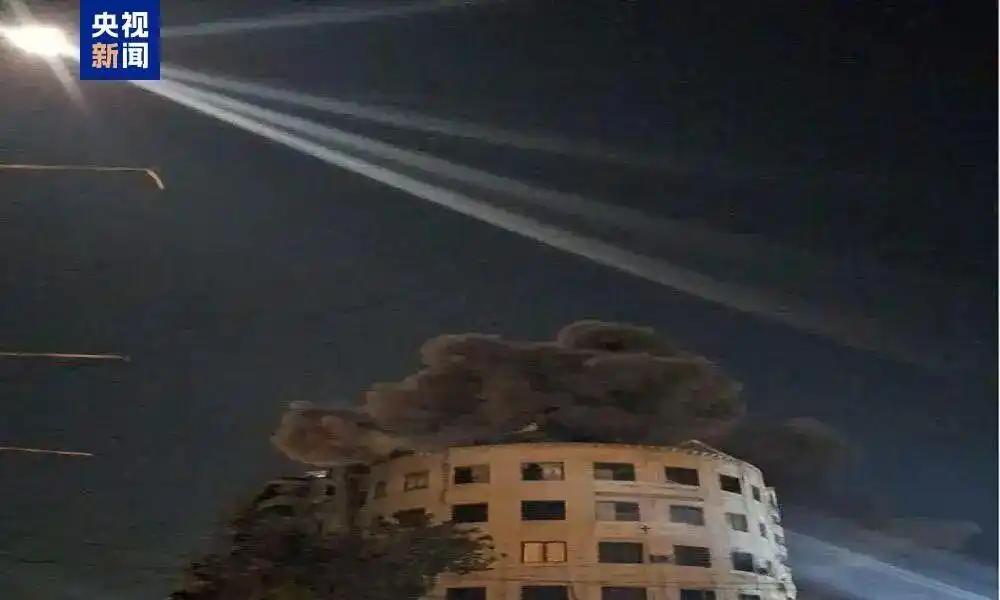 太尴尬了！美国大使馆被炸了！五角大楼那帮高官估计脸都绿了，砸了几千亿搞的防空网，