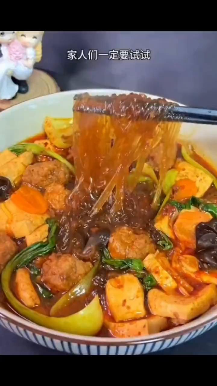 家人们一定要试试，真的是太香了。然后再下入自己喜欢的配菜，最后放入青菜。这一锅真