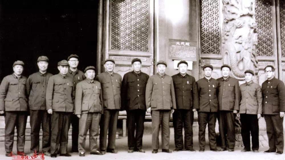 1981年11月18日，时任中央副主席华国锋（右六）在孔庙大成殿和陪同人员合影#