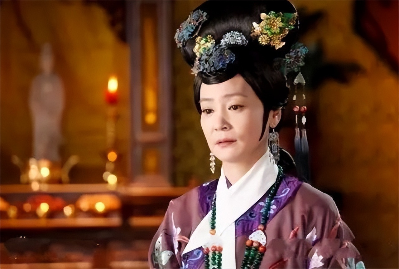 这日，57岁的康熙，传召51岁的德妃侍寝，太监一愣，小声提醒：“皇上，德妃已经5