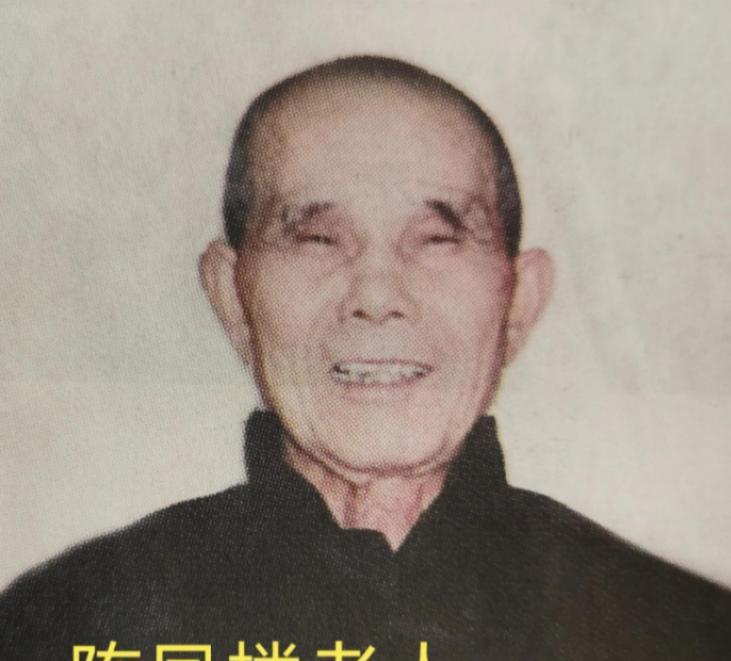 1952年的一天，新兵陈凤楼正在挖战壕，突然瞅到一名美军竟在大白天光着身体朝我军