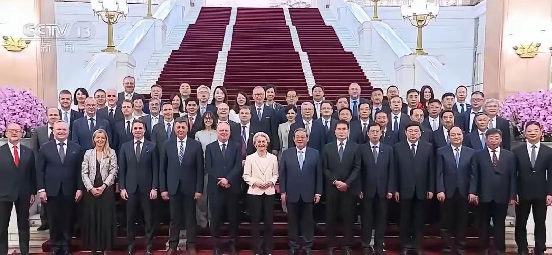 中欧企业家座谈会全家福刘强东站前排​​​​​​​这是欧盟主席冯莱德恩来华访问