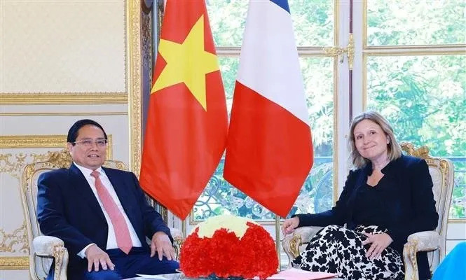 劈开二郎腿，法国议长笑会越南总理---