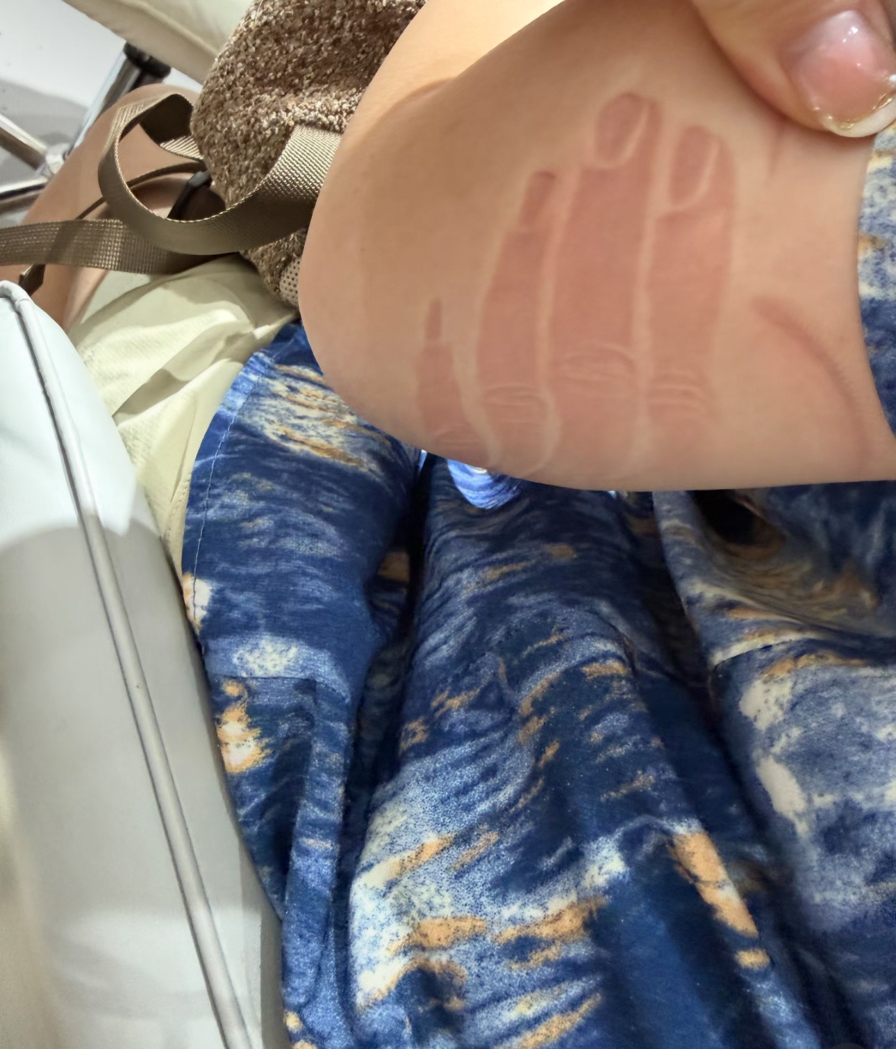 妹妹陪姐姐做美甲睡着后belike