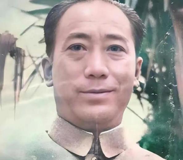 1945年，抗战刚胜利，戴笠在上海抓汉奸，对赌场大亨潘三省很不客气，直接上了镣铐