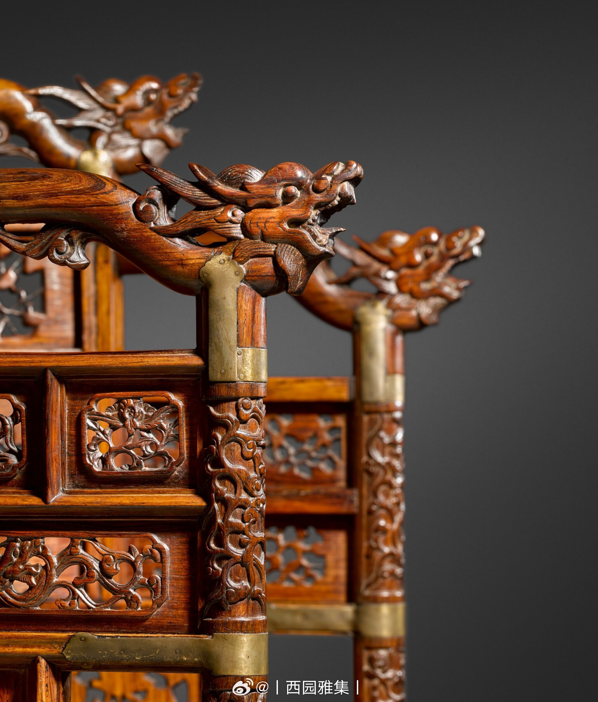十七世纪黄花梨镂雕瑞兽纹台座此件黄花梨镂雕台座，为本收藏中最奇特之作，曾属罗伯
