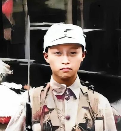 1938年，台儿庄战役，16岁的“狼兵”韦容松正在巡逻，途中他碰到了由6名日军组