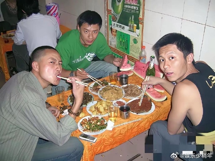 跟段奕宏、李晨一起吃饭的明星是张译，三人曾共同出演《士兵突击》，戏里戏外都建立了