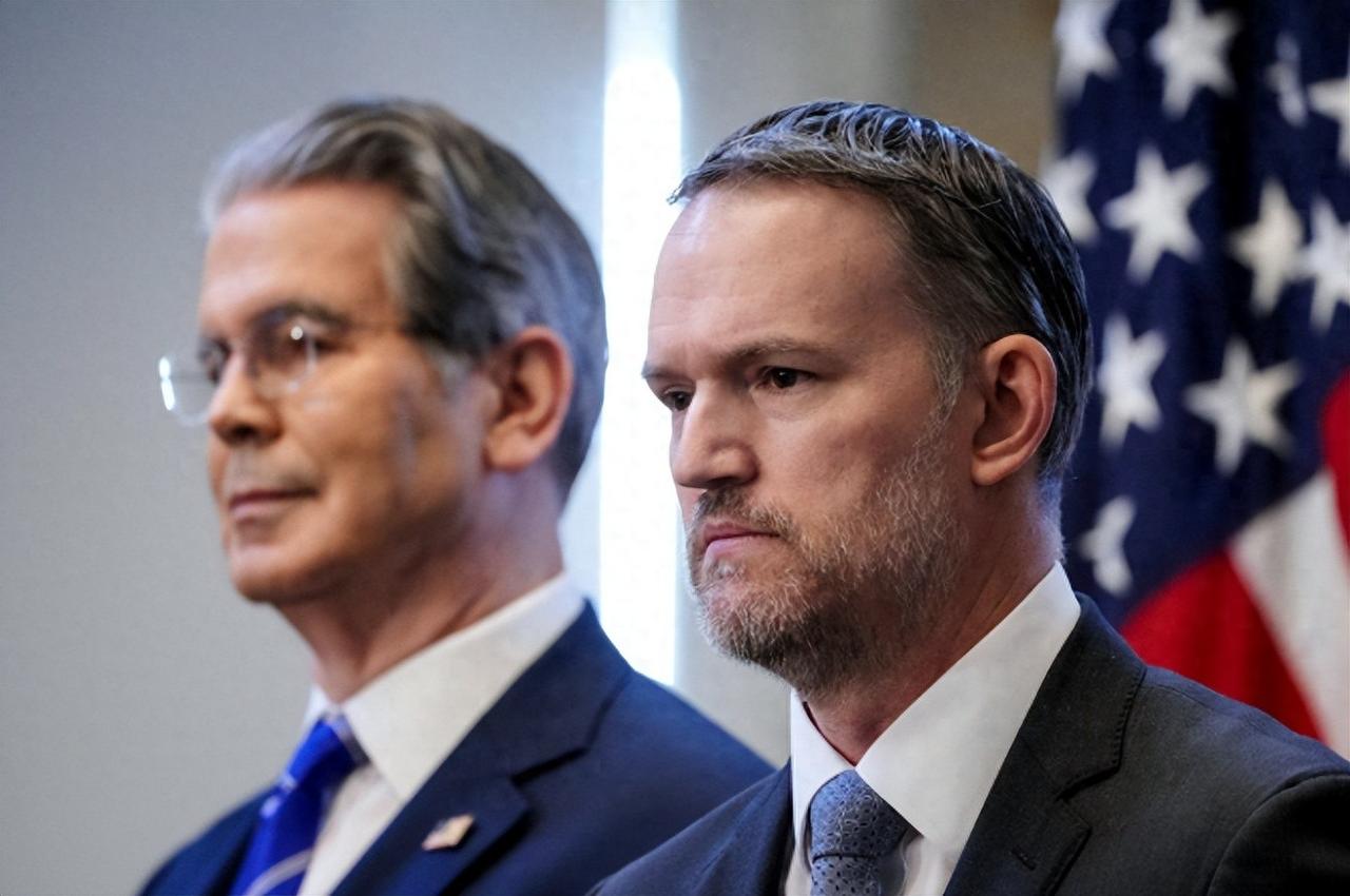 一个强硬一个坚定，意思还是不吃这一套。可问题是美国凭什么强硬？他还有什么条件和资