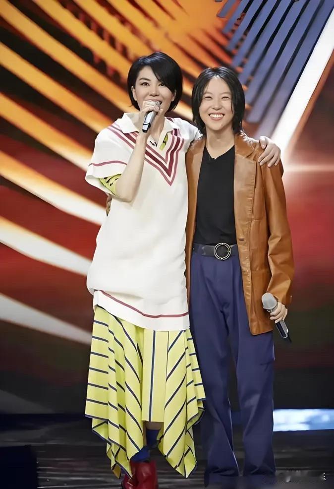 王菲两女儿，身高差10厘米这个梗，传了好多年。王菲172，窦唯174，基因算