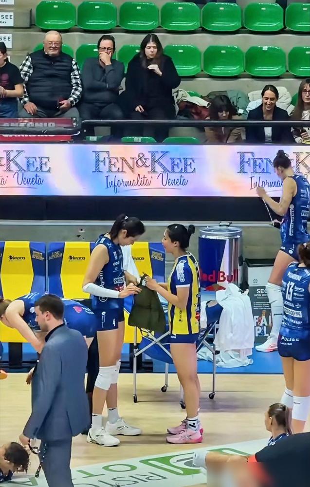 朱婷和庄宇珊赛后场边热聊，庄宇珊还给朱婷带了礼物🎁！！看她们用意甲赛场上打