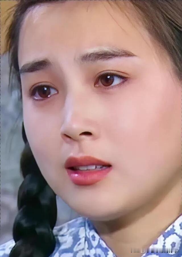 她是90年代特别好看的一个演员，颜值跟朱琳一样漂亮，那个时候很多人看她的电视剧觉