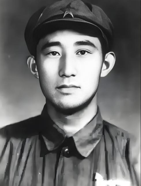 1949年青岛深夜，地下党员吴荣森盯着电台旋钮发抖，一旦按下发送键，30秒内特务