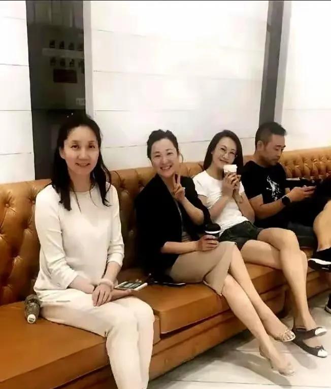 李修平好端庄啊！素颜的她穿着白色的套装，优雅得体，气质不凡，妥妥的女神一枚！李