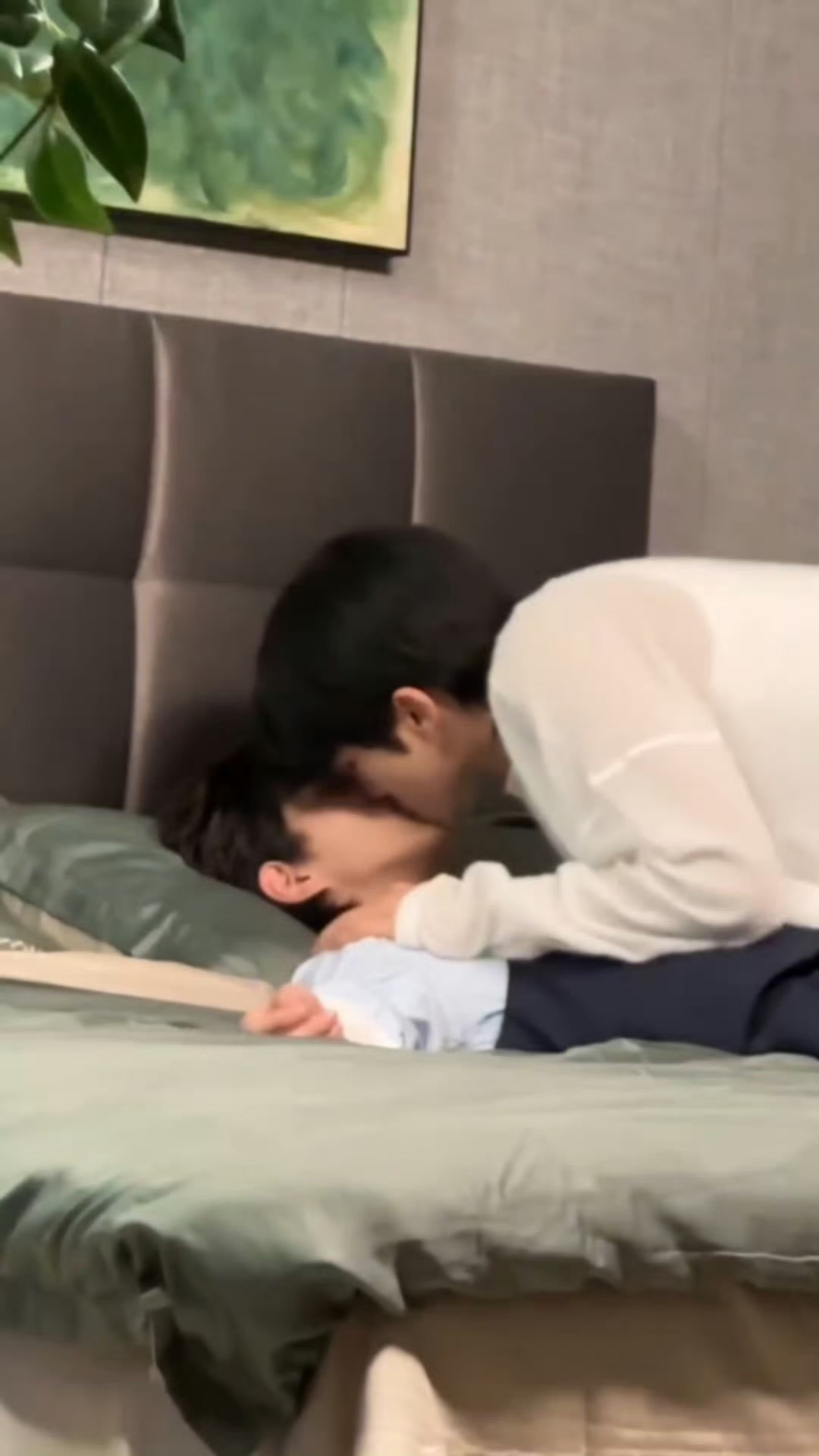 ⭐某某跟某某某亲的浑然忘我了第一遍导演喊卡都没有听到继续按着某某某亲