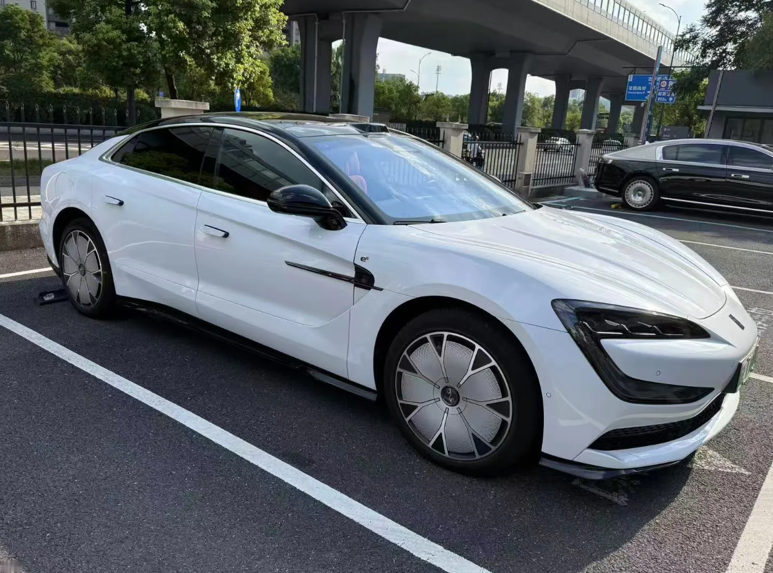 这次试驾仰望U7EV，总共开了20分钟，就在城市道路简单体验了一番，聊聊直观感受。先说舒适性，座椅贴