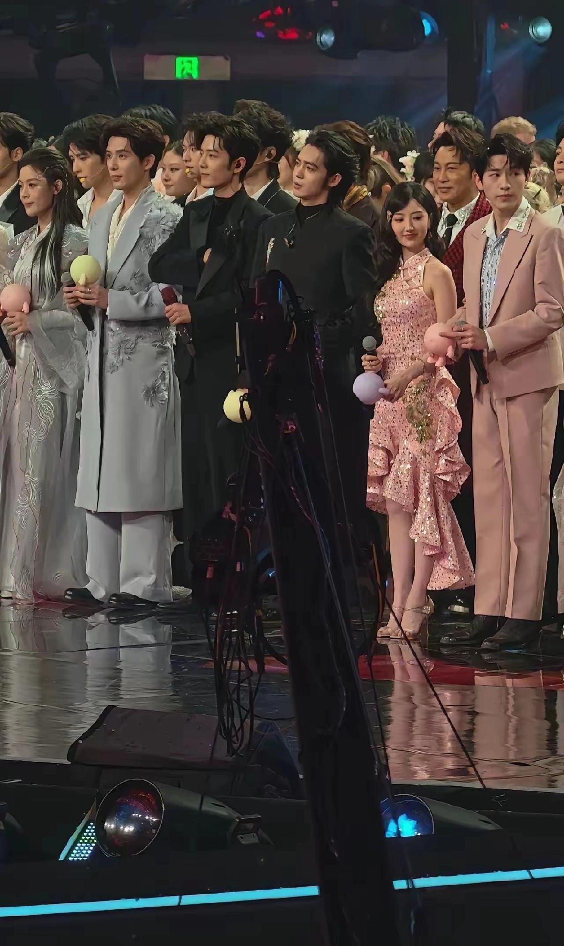 20年前的头发，今天还在收割审美。陈冠希的侧分蓬松头，从没离开过镜头。时尚后