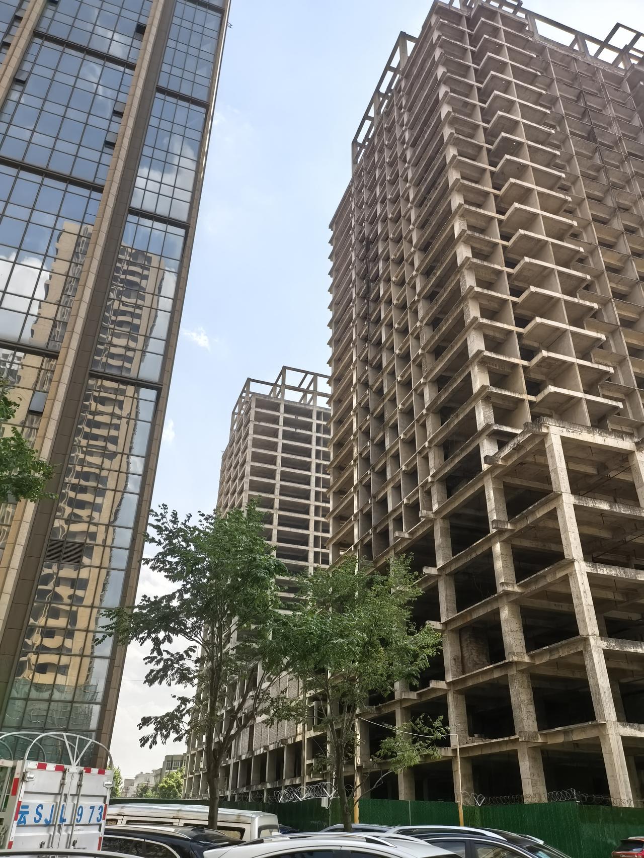 马街摩尔城最后一个住宅楼复工项目，总共5幢楼地下两层，地上四十二层，建筑面积总共