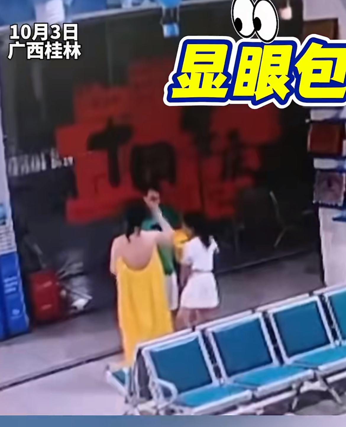广西桂林一家三口光天化日之下把一台共享充电宝的设备给偷走了，这实在太缺德了吧。事