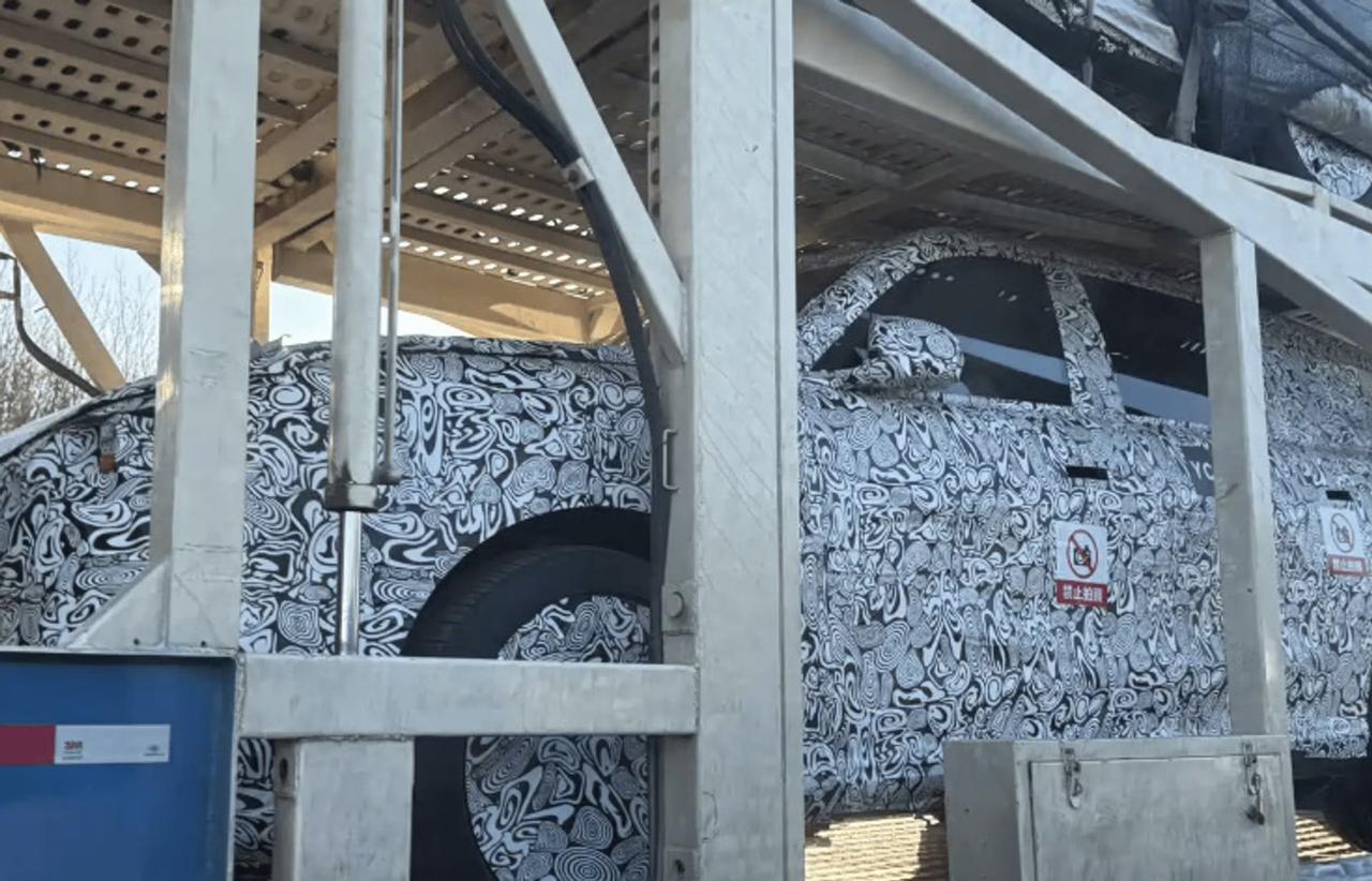 刚在群里看到疑似问界M6路试谍照，还挺期待的。这问界M6定位在M5和M7之间，是