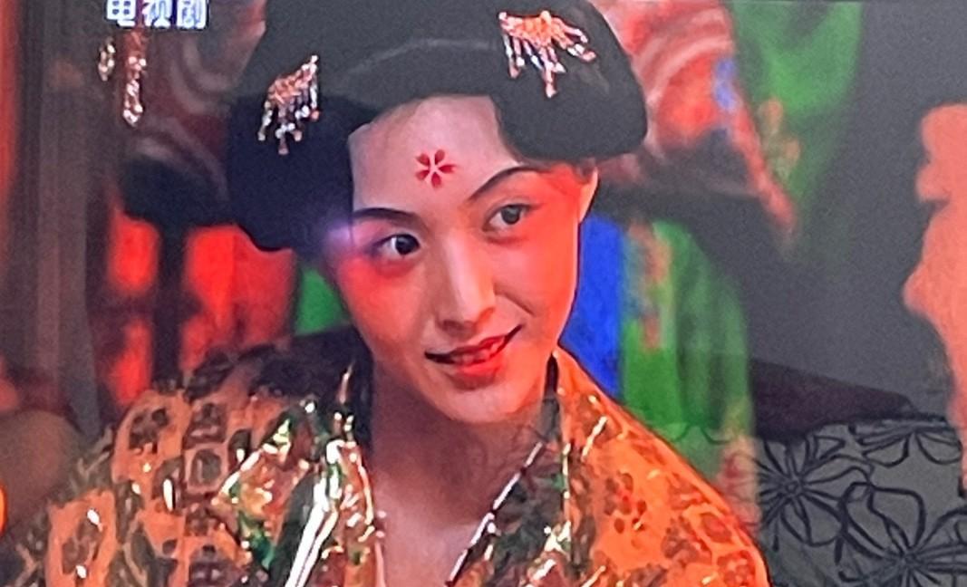 唐朝这妆容咋跟日本艺妓那么像《长安的荔枝》中的李善德妻子，整体看起来让人感觉正常