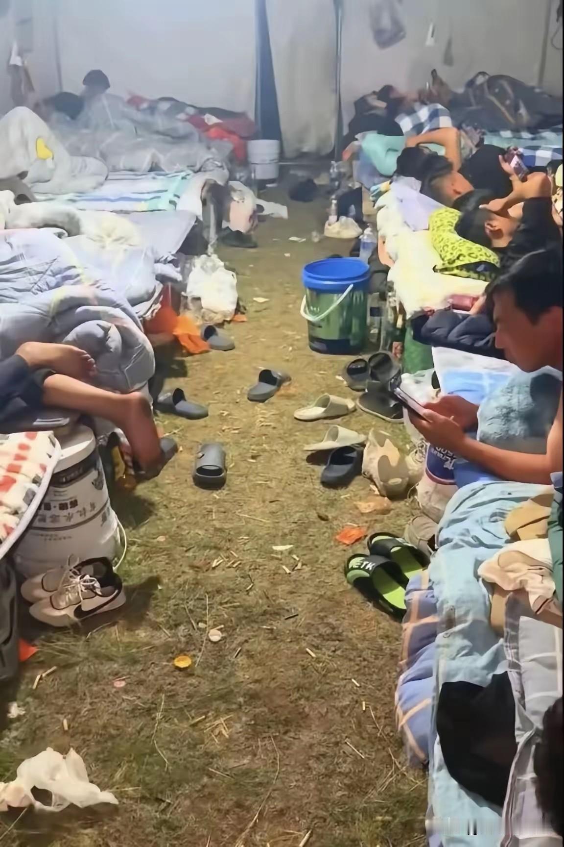 现在还有这样的宿舍，打工不容易啊。