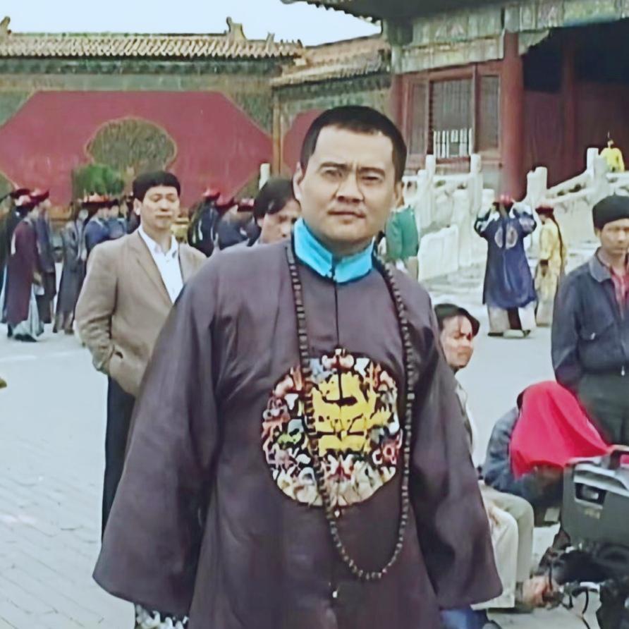 1997年，演员王辉，在《雍正王朝》拍摄现场，一张罕见的留影，他在剧中饰演十三阿