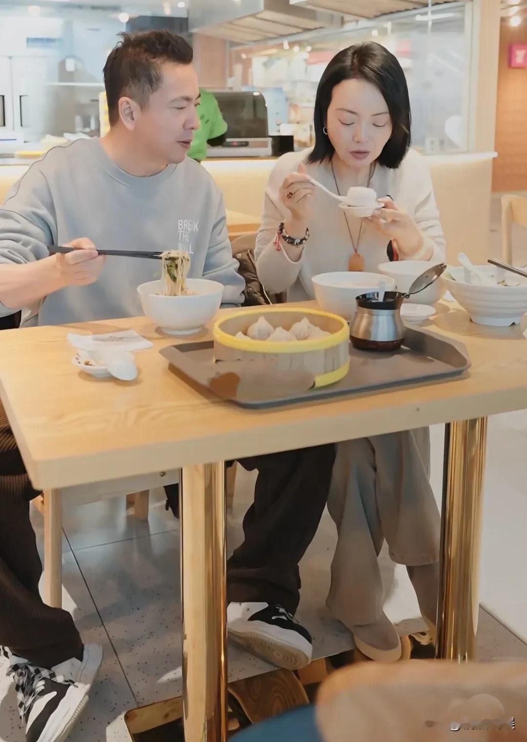 王中磊和老婆王晓蓉在上海一间小店过小年，王中磊穿着灰色卫衣，看着还蛮帅气，没啥颓