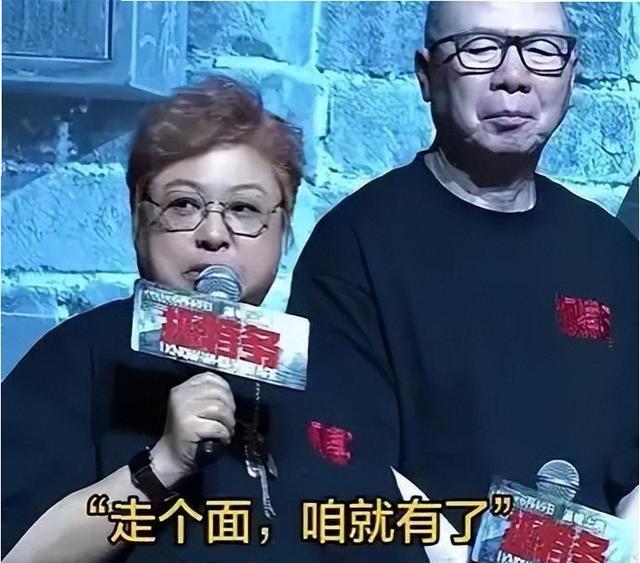 “抓特务”告急，救场如救火，众明星解囊相助，走面包场。别人自产自销，自娱自