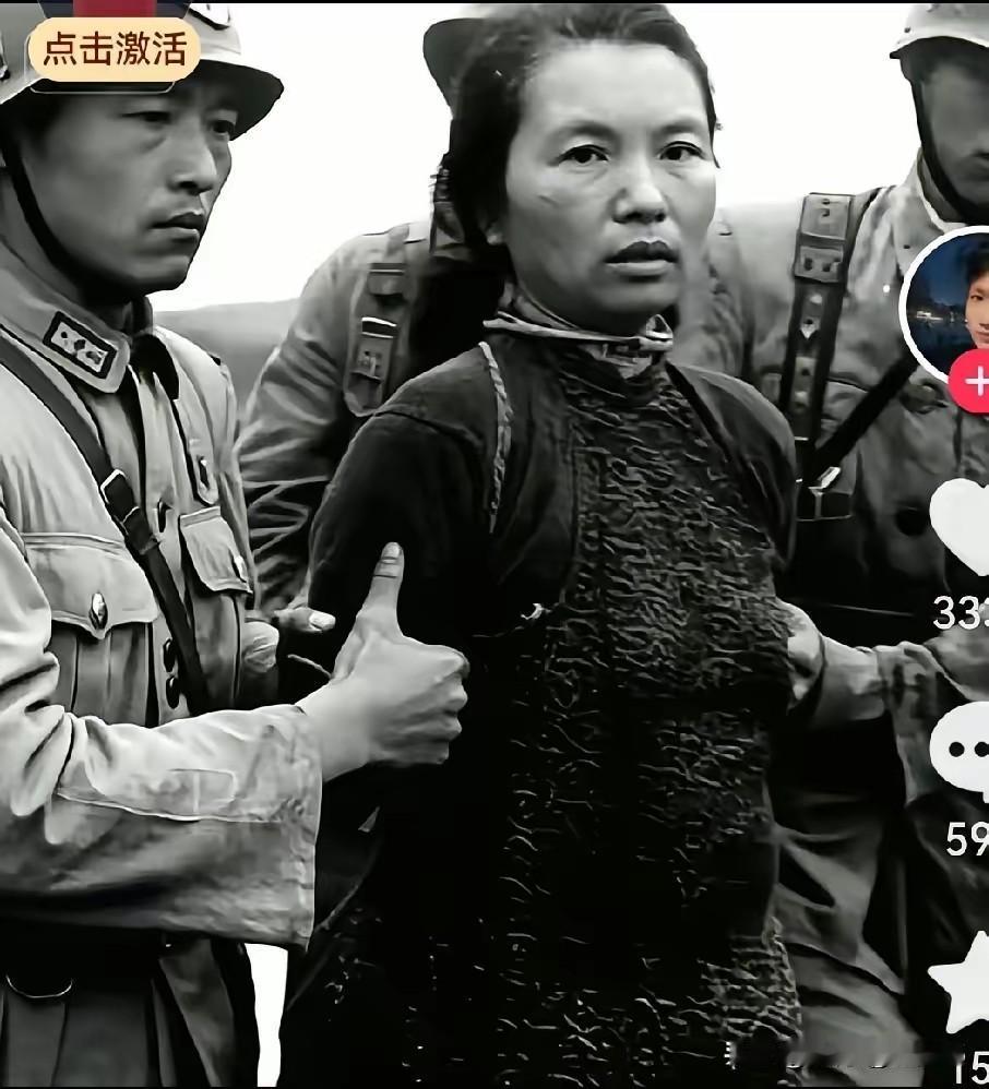 这是朱枫烈士在刑场回眸的历史照片。这个本该在弄堂里逗外孙的上海阿嬷，却因
