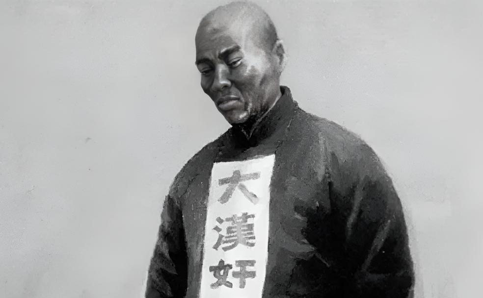 1951年，一名86岁老人被执行枪决。围观的百姓怒不可遏，纷纷将烂菜叶子和臭鸡蛋