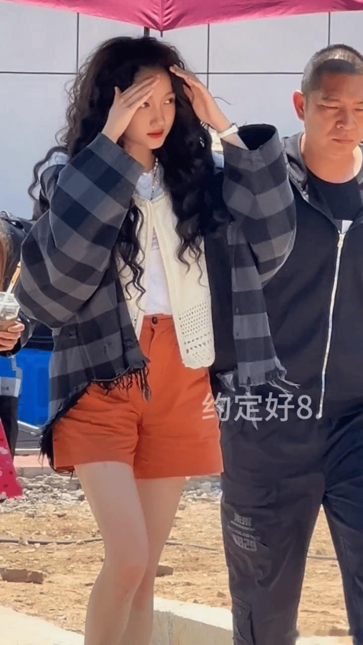 彤姐耀眼路透，羊毛卷造型​​​