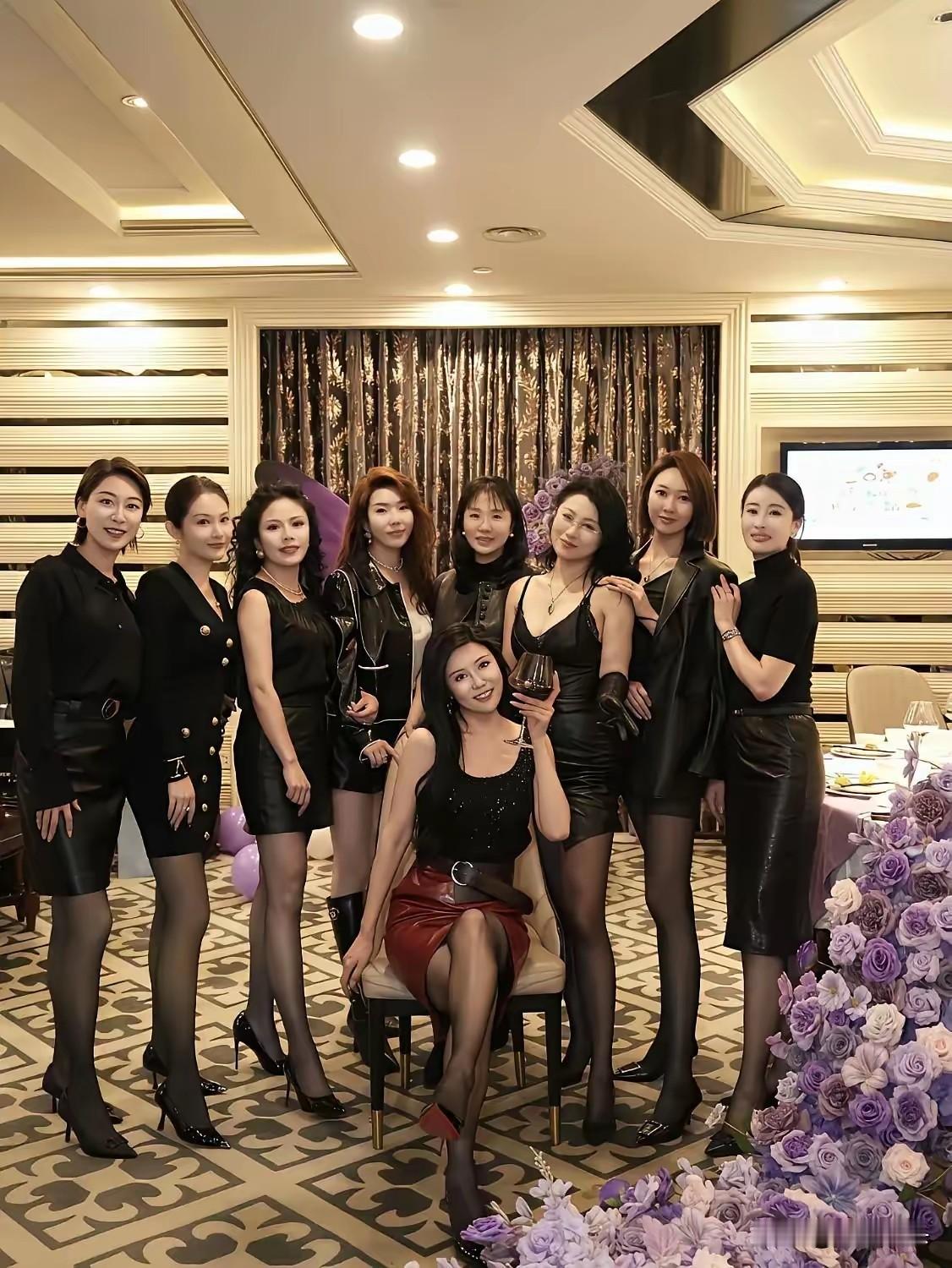 姐妹们聚会，黑裙与紫花的完美搭配，笑靥如花！💃🌹