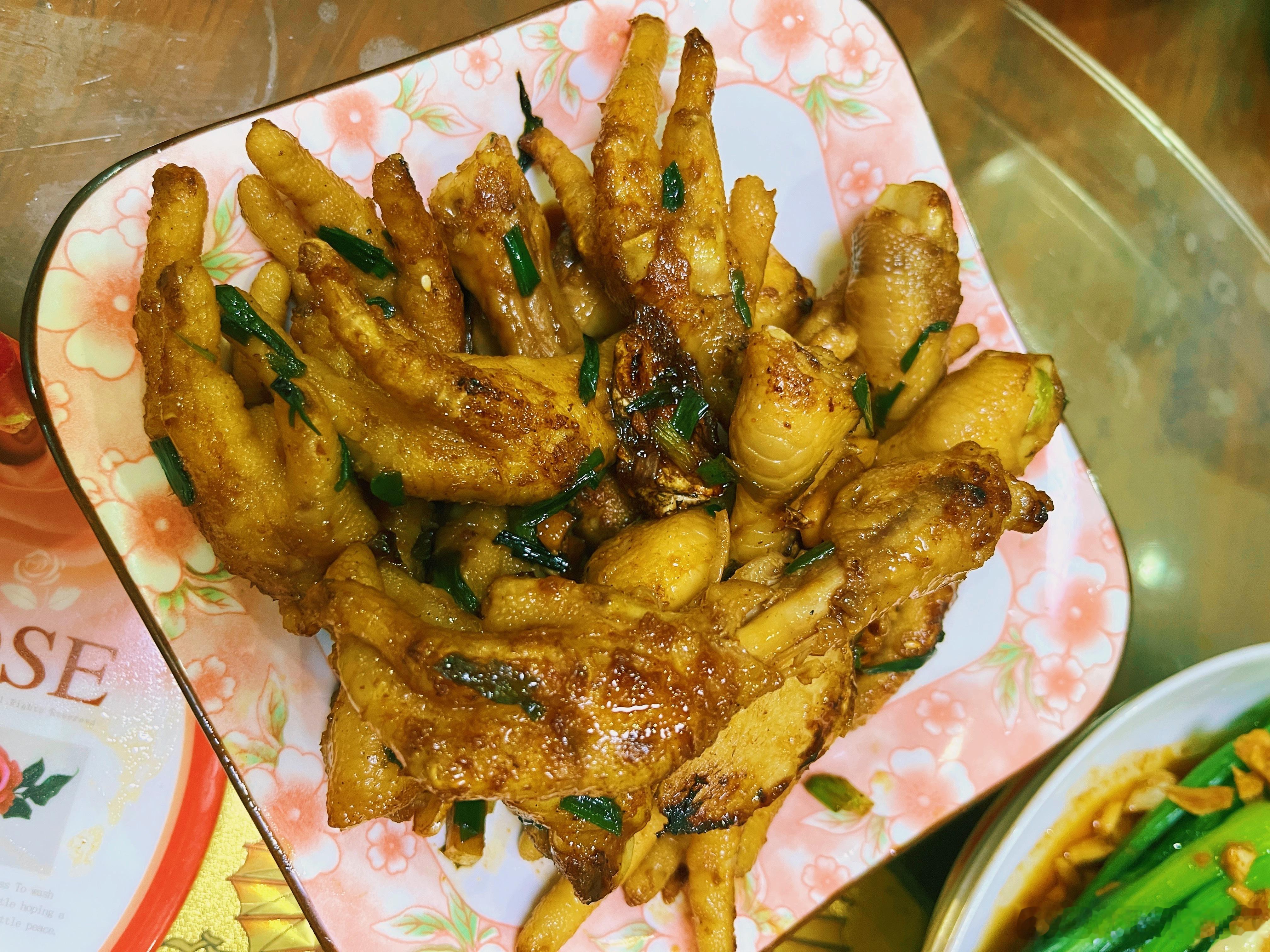 好久没有下厨做饭了，炒木耳和炸鸡脚整个厨房都要炸了，噼里啪啦地响[捂脸哭]​​​